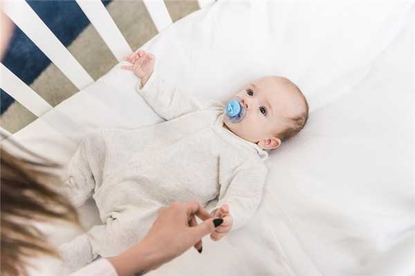 Кроватка и малыш: начало