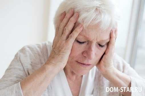 у женщины болит голова