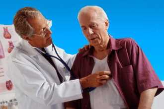 При сильной боли в области сердца вызывайте врача