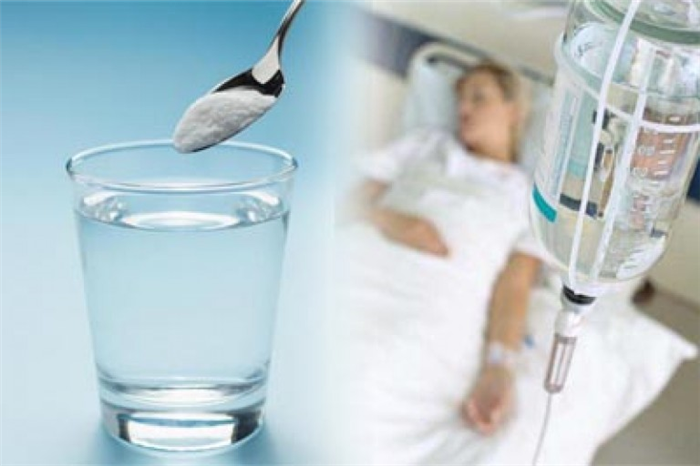 При обильной рвоте проводится пероральная или парентеральная регидратация