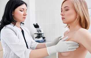 Осмотр груди у девушки