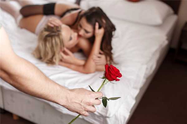 розочка и целующиеся девушки