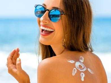 девушка с рисунком на плече, который сделан кремом