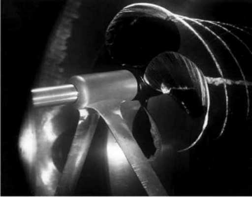 David Taylor Research Center Рис. 3. КАВИТАЦИЯ НА ГРЕБНОМ ВИНТЕ: вихревая на кромке лопасти (справа), вихревая на ступице (слева) и пузырьковая на лопасти (посередине).