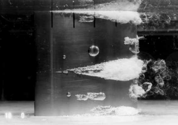 David Taylor Research Center Рис. 2. КАВИТАЦИЯ НА ПОДВОДНОМ КРЫЛЕ. Сбегающая и стационарная кавитация на крыле, установленном в высокоскоростной гидродинамической трубе.