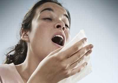 Девушка чихает