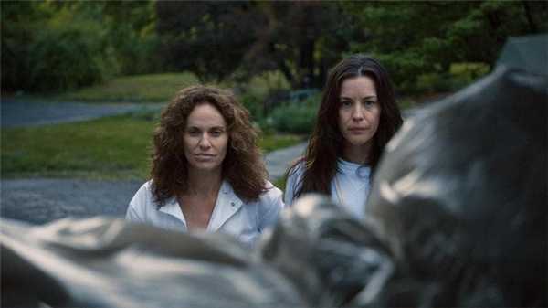 Эми Бреннеман и Лив Тайлер в сериале «Оставленные»