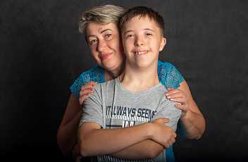 Девушка с синдромом дауна занимается со своим учителем дома