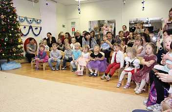 Молодая женщина чувствует боль в животе, лежа дома на диване