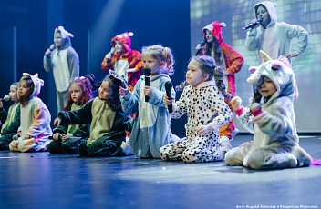 Портрет молодой девушки с синдромом дауна, стоя со скрещенными руками.