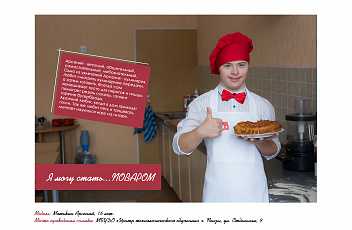 Девочка с синдромом дауна и ее отец играют с крашеными пасхальными яйцами