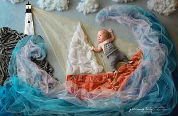 Девушка с синдромом дауна и ее отец сидят на полу и разговаривают вместе