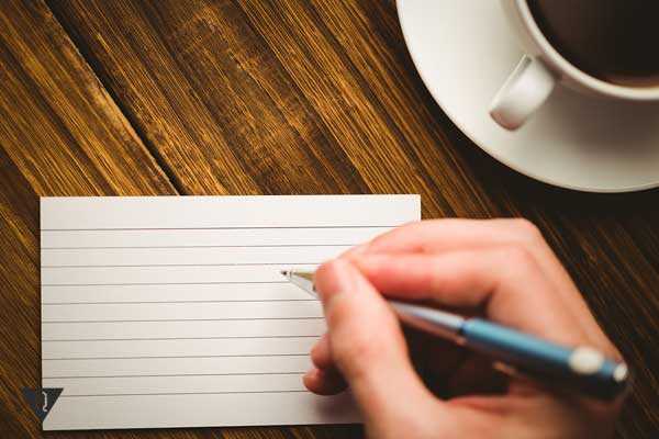 Девушка создает карточку по системе Леитнера