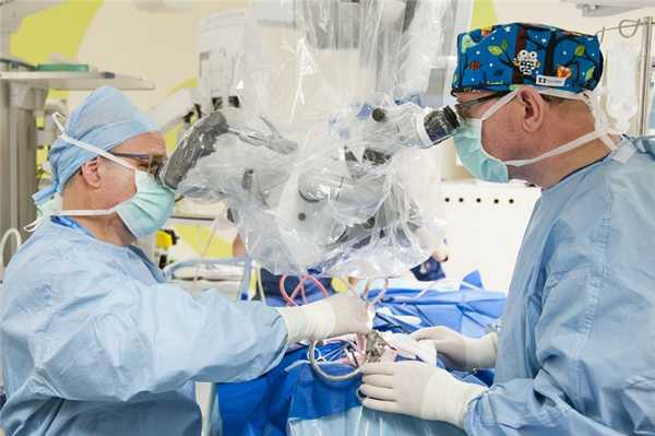 Хирурги делают операцию
