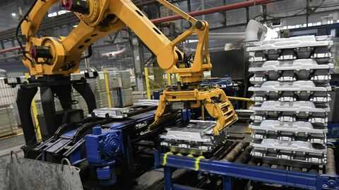 Робот на участке формирования и упаковки пакетов слитков из алюминиевого сплава в литейном цехе Хакасского алюминиевого завода (ХАЗ) компании Русал в окрестностях Саяногорска