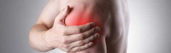 При адгезивном капсулите (синдроме замороженного плеча, плечелопаточном периартрозе) пациента беспокоит боль в плече (плечевом суставе) при движении и в покое.