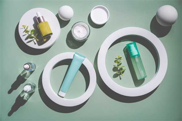 баночки скремом и сыворотки на нежно-голубом фоне