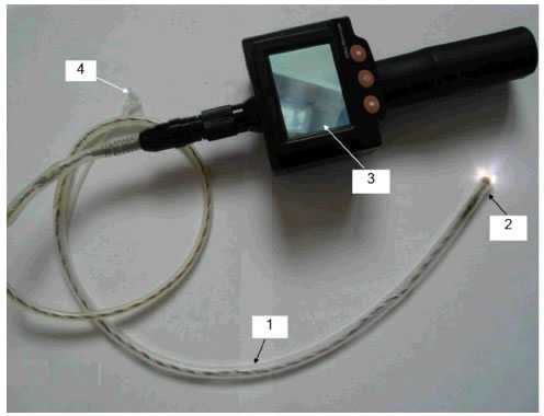 Рис.1. Видеолапароскопическое устройство для послеоперационного мониторирования брюшной полости (1-гибкая трубка длиной 40 см из медицинского силикона, на рабочем конце которой размещена миниатюрная видеокамера 2 со светодиодным источником света. Видеокамера соединена с размещенным на противоположном конце трубки дисплеем 3 с выводом изображения на его экран. Трубка снабжена также каналом для подачи воздуха и аспирации 4)