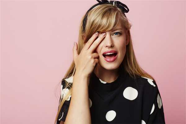 Блондинка прикрыла глаз рукой