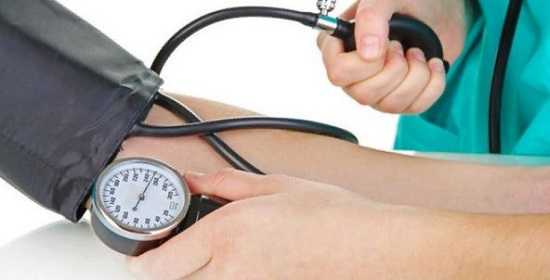 При гипертоническом кризе человек нуждается в экстренной медицинской помощи