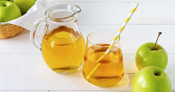 Стакан свежего яблочного сока