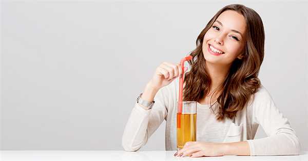 Девушка пьет свежий яблочный сок