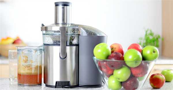 Соковыжималка выжимает сок из яблок