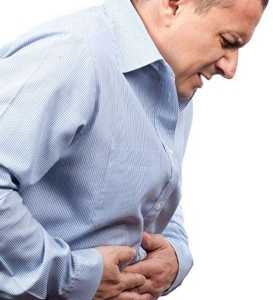 человек с ноющей болью в животе