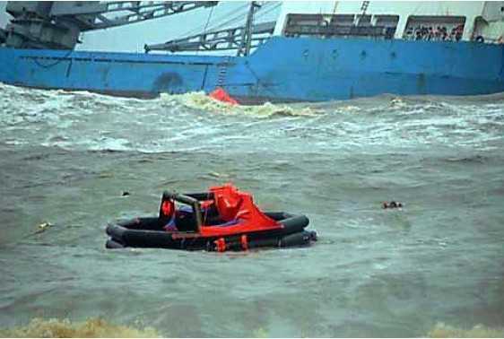 Высадка людей из спасательного плота на берег