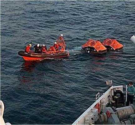 Спасающиеся с морского судна