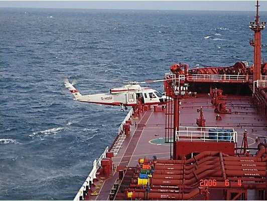 Спасание людей вертолетом с морского судна