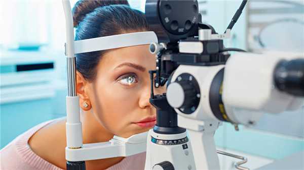 Измеряется внутриглазное давление, определяется рефракция