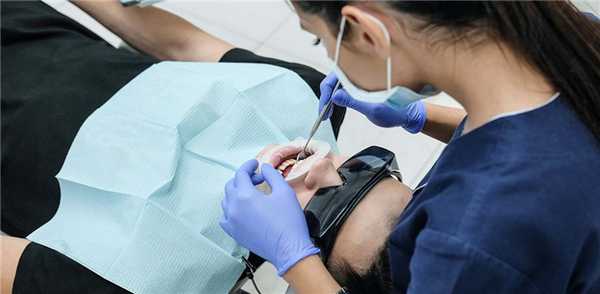 Восемь причин отторжения зубного импланта