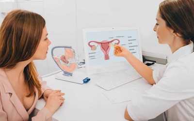 Гинеколог обсуждает с женщиной проблемы яичников