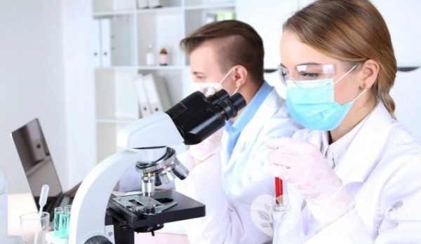 Исследование мазка крови под микроскопом