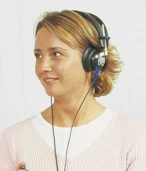 Рисунок 4. Измерение порогов слышимости воздушно проведенных звуков с помощью головных телефонов.