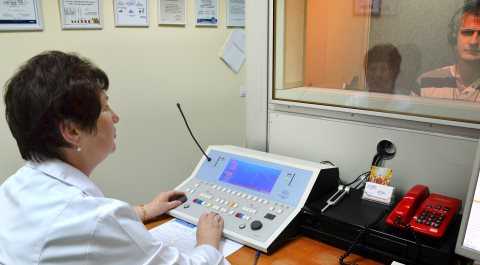 Рисунок 3. Обследование слуха с помощью клинического аудиометра АС40. Обследуемый находится в звукозаглушенной кабине. (Фото МЦ АВРОРА™).