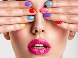 Сквозь пальцы: какие оттенки лака коварно старят руки