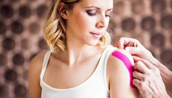 Девушке наклеивают пластырь