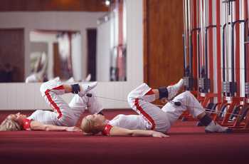 Больше всего времени мы проводим на работе за компьютером или в машине. При высоких нагрузках давление на позвоночник увеличивается, что может привести к появлению дискомфорта в области спины. Уменьшить боль в спине поможет декомпрессионная гимнастика.