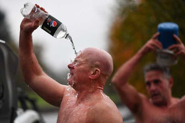 Спортсмены обливаются водой после забега