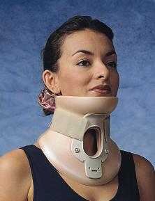 Ношение шейного корсета (филадельфийского воротника) при лечении растянутых связок и травмированных суставов шеи.