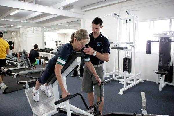 Схема транспедикулярной фиксации L5-S1 позвонков титановой конструкцией. Окончательный вид конструкции в сборе (вид сверху). Серым цветом указана зона удаления дужки L5 позвонка