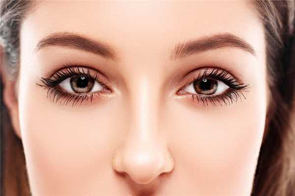 Глаза — нежные оттенки матовых теней