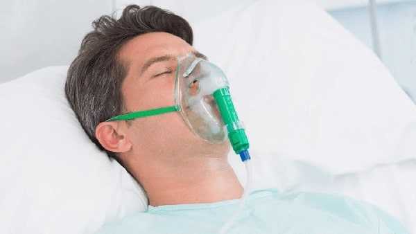 Кислородная терапия при помощи маски в больнице