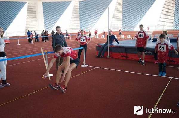 Дети сдают прыжок в длину с места