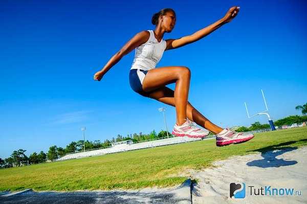 Девушка прыгает в длину