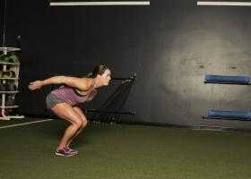 Девушка готовится выполнять прыжок в длину с места