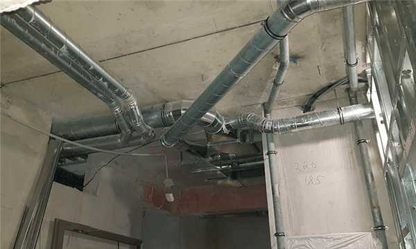 Монтаж механической вентиляции в помещении.