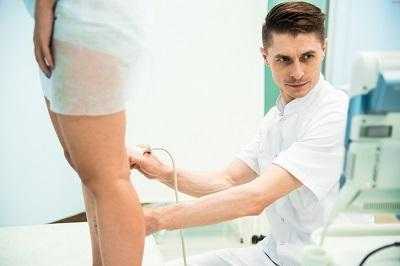 Доктор Малахов А.М. проводит диагностику глубоких вен нижних конечностей